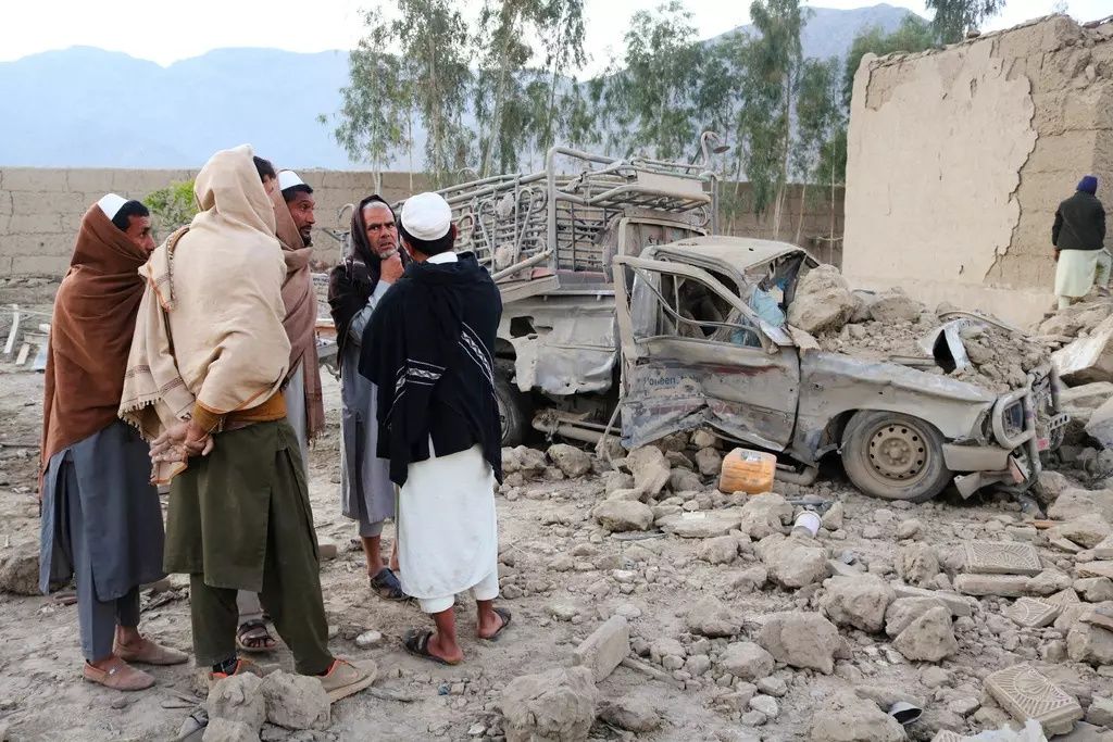 Savaştan ilk görüntüler geldi! Durand Hattı'nda alevler yükseliyor: Pakistan ve Afganistan cephe hattı karmaşa içinde! 3