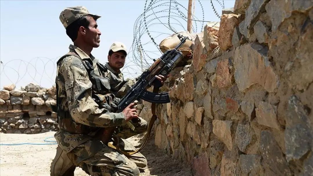 Savaştan ilk görüntüler geldi! Durand Hattı'nda alevler yükseliyor: Pakistan ve Afganistan cephe hattı karmaşa içinde! 4
