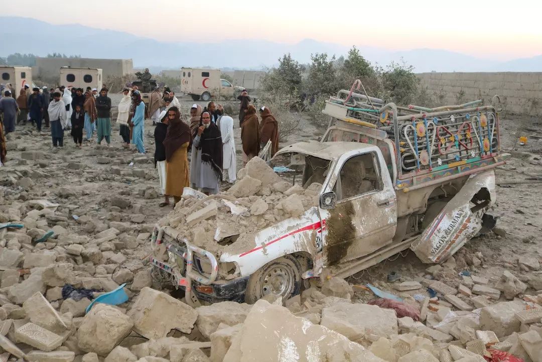 Savaştan ilk görüntüler geldi! Durand Hattı'nda alevler yükseliyor: Pakistan ve Afganistan cephe hattı karmaşa içinde! 9