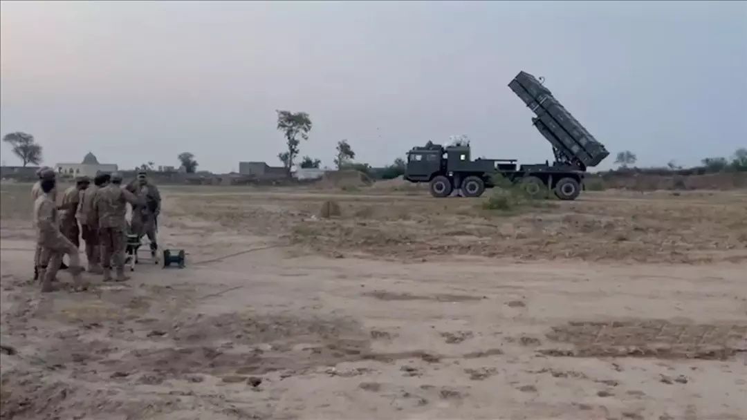 Savaştan ilk görüntüler geldi! Durand Hattı'nda alevler yükseliyor: Pakistan ve Afganistan cephe hattı karmaşa içinde! 6