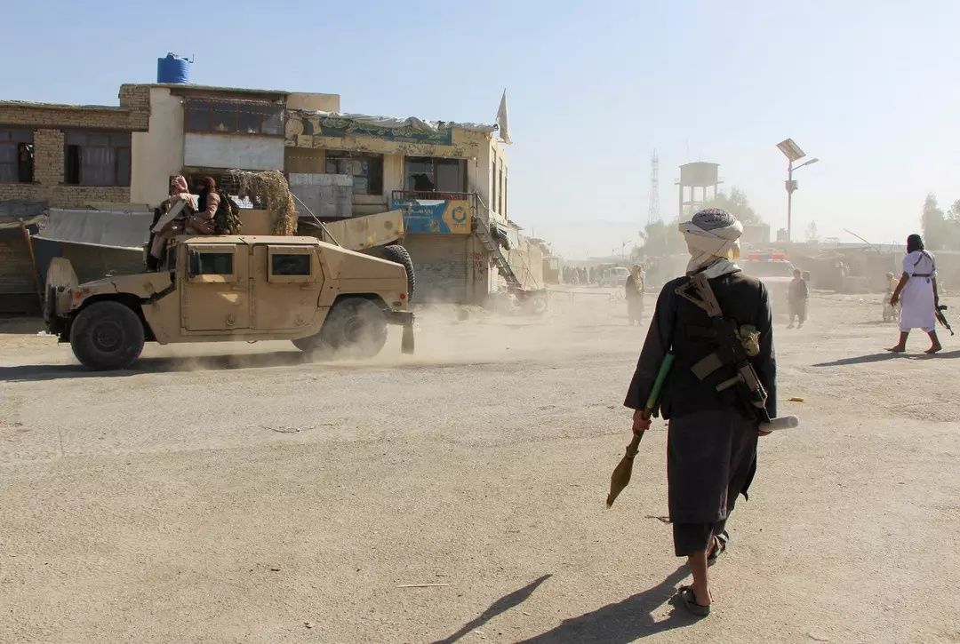 Savaştan ilk görüntüler geldi! Durand Hattı'nda alevler yükseliyor: Pakistan ve Afganistan cephe hattı karmaşa içinde! 5