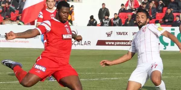 Maaşı ödenmeyince kulübün kupalarını çalan futbolcu 8