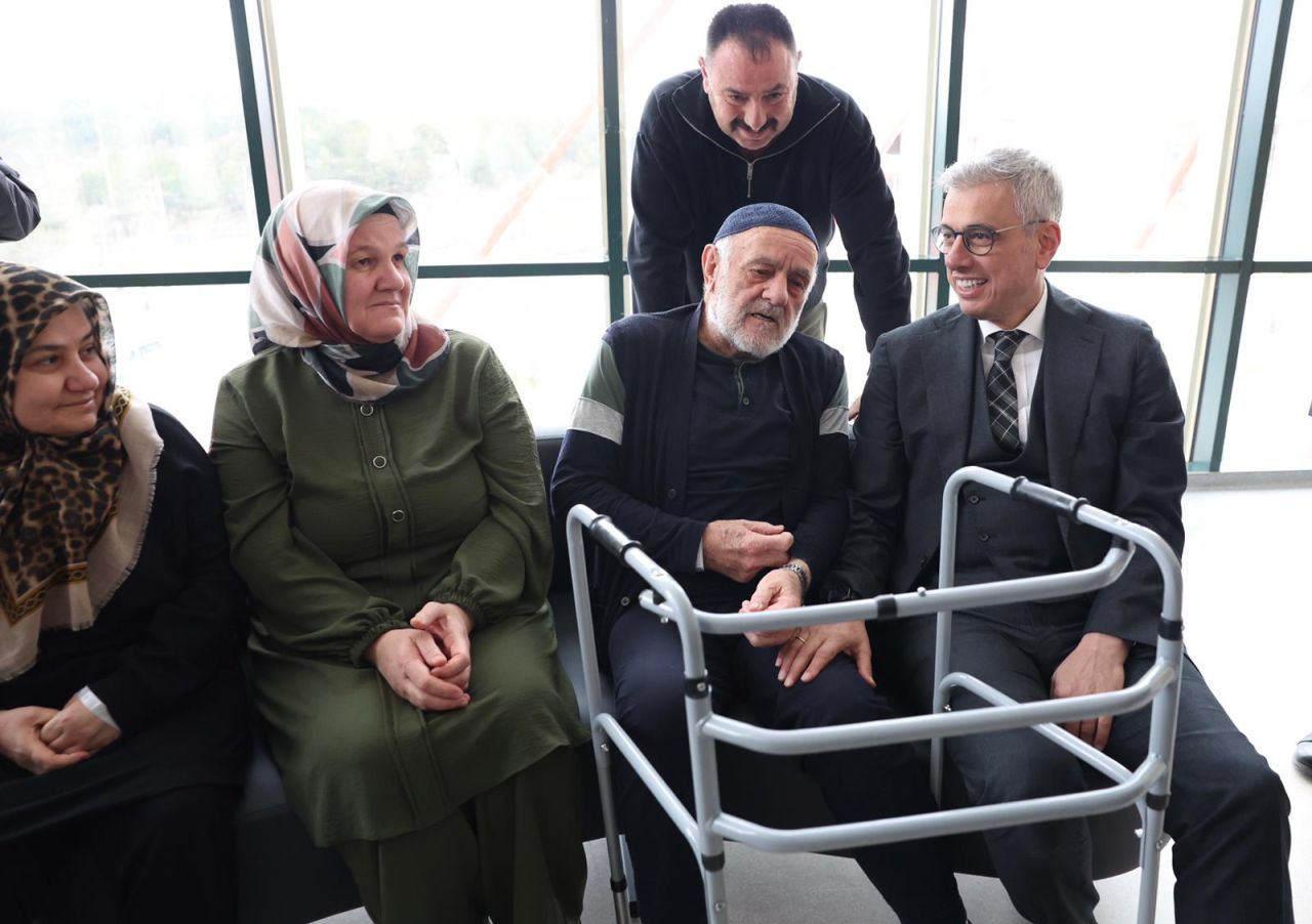 Sağlık Bakanı Kemal Memişoğlu: Bir buçuk milyon sağlık çalışanımız gece gündüz insanlarımıza hizmet etmek için çalışıyor 6