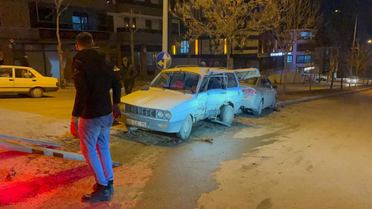 Eskişehir'de iki otomobil çarpıştı: 4 yaralı 2