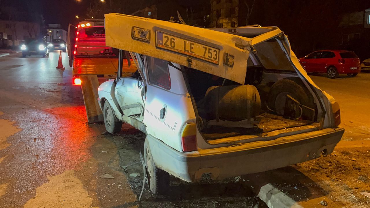 Eskişehir'de iki otomobil çarpıştı: 4 yaralı 3