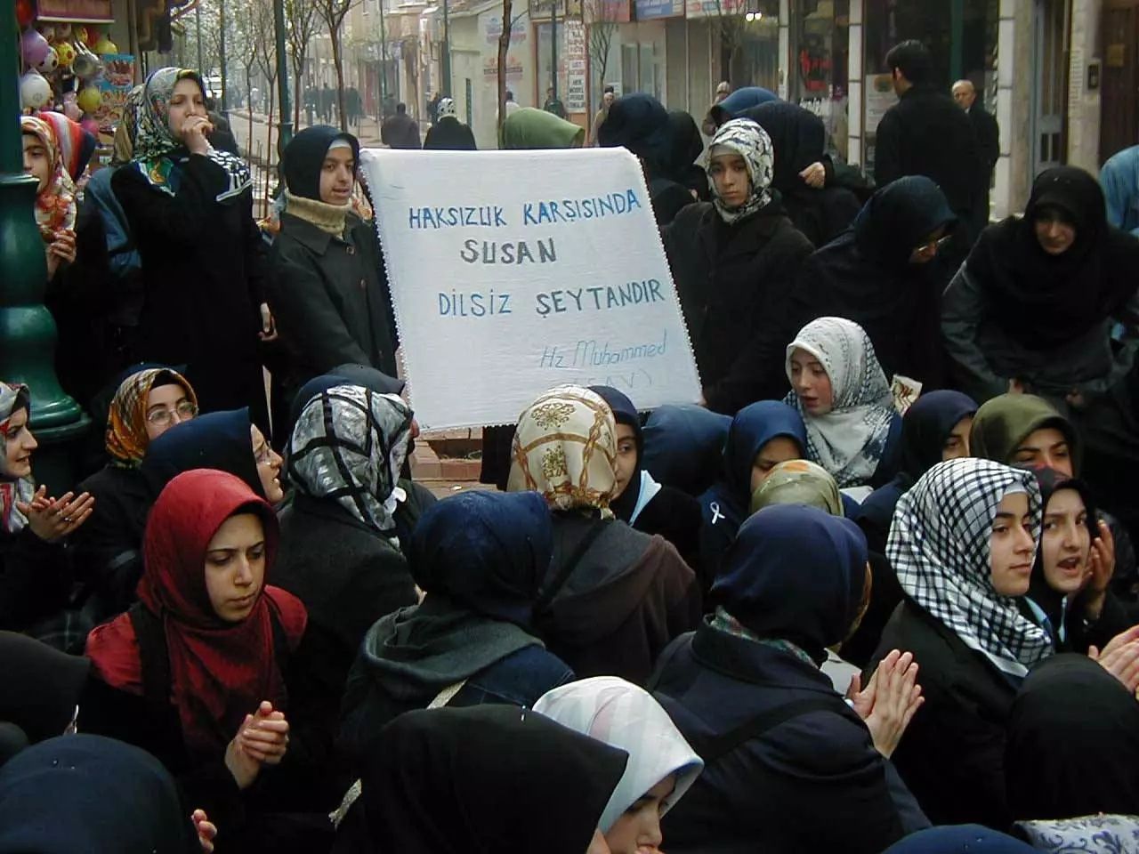 Kimi evladını, kimi geleceğini kaybetti! Bunların hepsi bu topraklarda yaşandı! İşte okuyunca ürpereceğiniz 28 Şubat'ın silinmeyen yaraları... 14