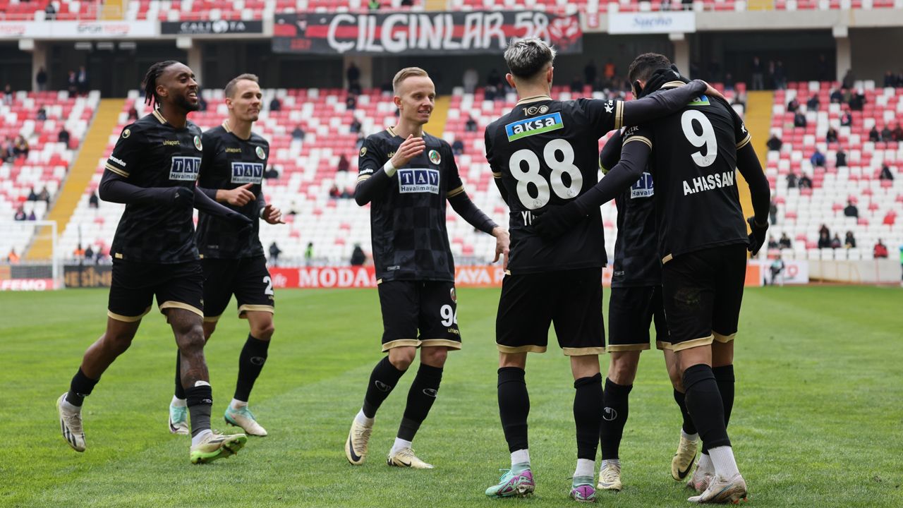 Galatasaray'ın Alanyaspor maçı ilk 11'i belli oldu! Okan Buruk bu sefer sürprize izin vermeyecek 3