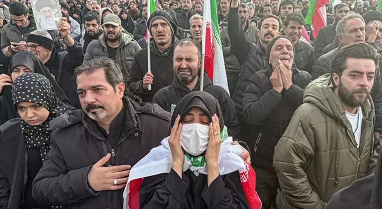 İran'da halk sokaklara indi! Hamaney'in ölümünden sonra Tahran'da neler yaşanıyor? 1