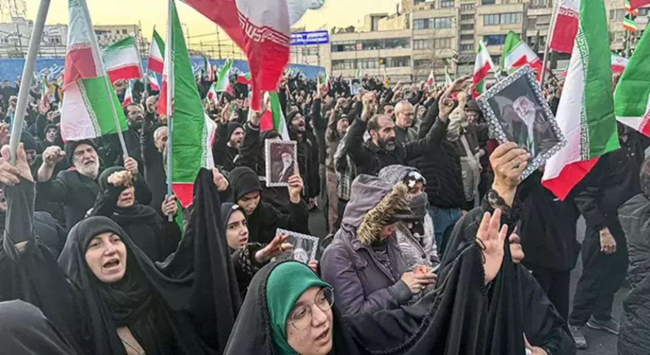 İran'da halk sokaklara indi! Hamaney'in ölümünden sonra Tahran'da neler yaşanıyor? 2