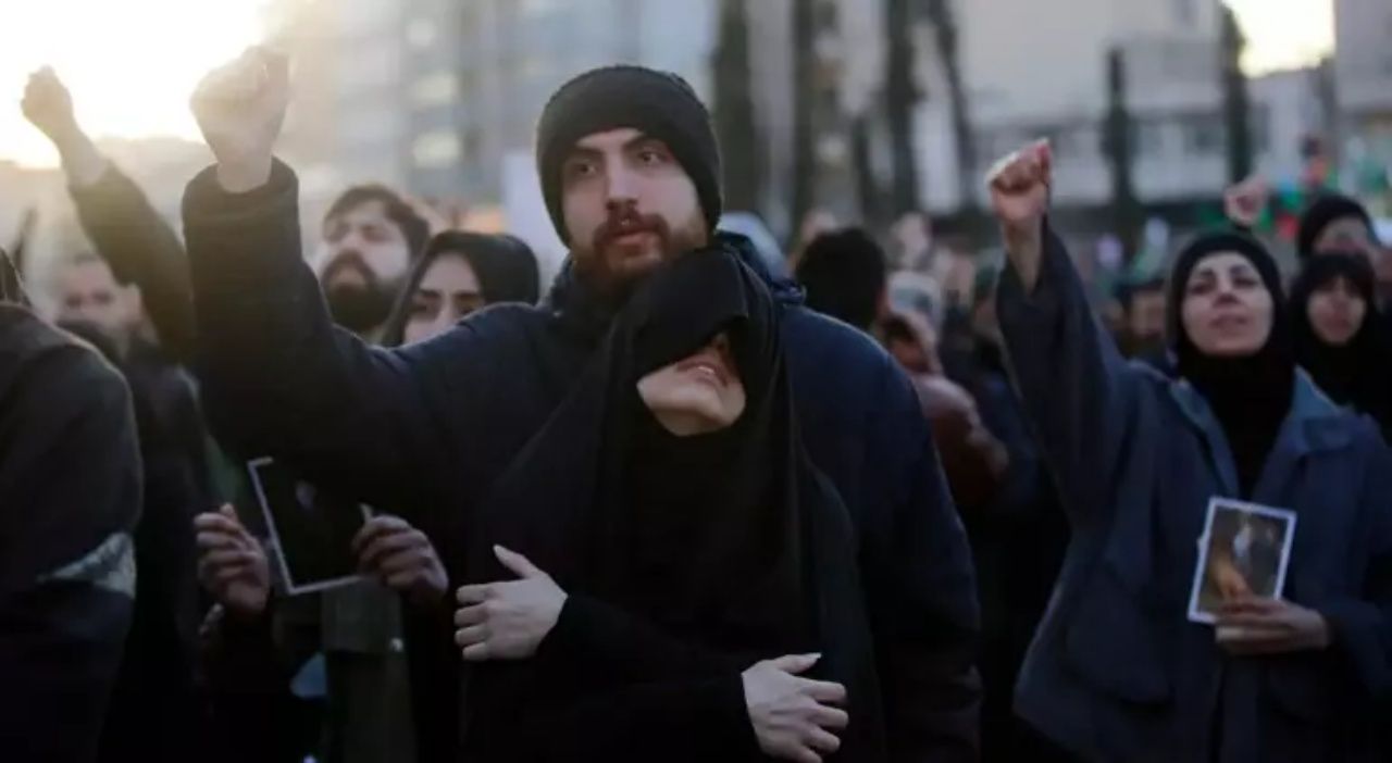 İran'da halk sokaklara indi! Hamaney'in ölümünden sonra Tahran'da neler yaşanıyor? 5