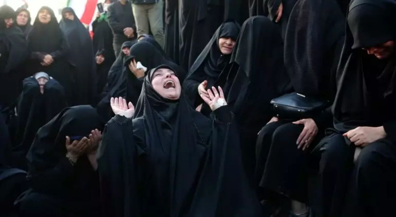 İran'da halk sokaklara indi! Hamaney'in ölümünden sonra Tahran'da neler yaşanıyor? 6