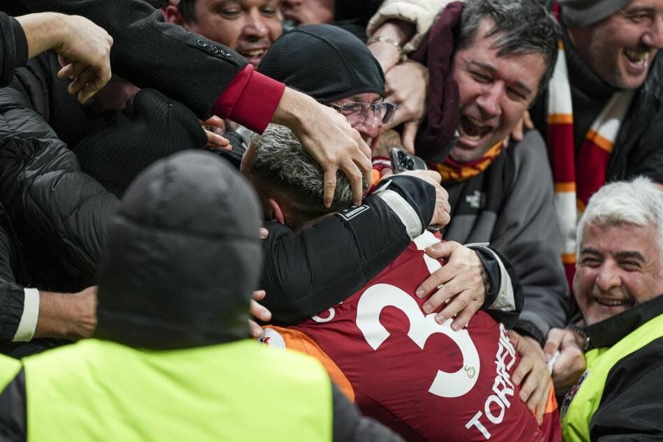 "Galatasaray maçı 10 kişi tamamlamalıydı! VAR neden karışmadı? Amasız, fakatsız, lakinsiz kırmızı kart! Her yerde kırmızı kart! Torreira 3 kere kart görmeliydi" 7