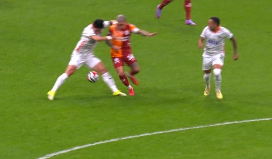 "Galatasaray maçı 10 kişi tamamlamalıydı! VAR neden karışmadı? Amasız, fakatsız, lakinsiz kırmızı kart! Her yerde kırmızı kart! Torreira 3 kere kart görmeliydi" 3