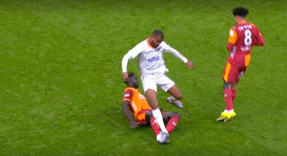"Galatasaray maçı 10 kişi tamamlamalıydı! VAR neden karışmadı? Amasız, fakatsız, lakinsiz kırmızı kart! Her yerde kırmızı kart! Torreira 3 kere kart görmeliydi" 8