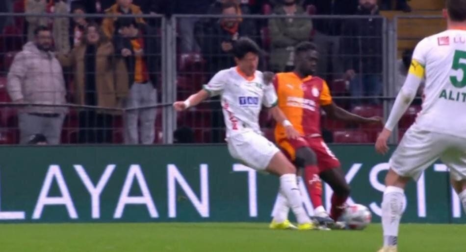 "Galatasaray maçı 10 kişi tamamlamalıydı! VAR neden karışmadı? Amasız, fakatsız, lakinsiz kırmızı kart! Her yerde kırmızı kart! Torreira 3 kere kart görmeliydi" 2
