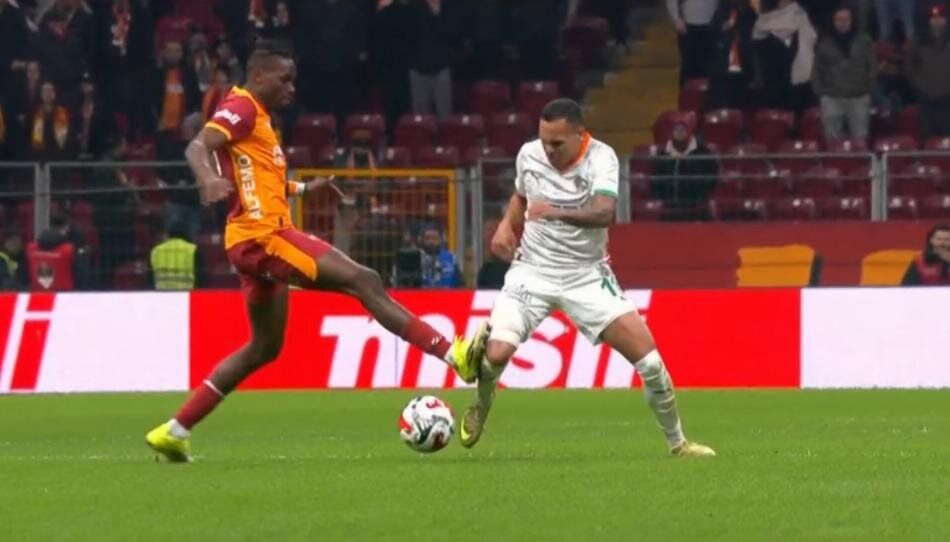 "Galatasaray maçı 10 kişi tamamlamalıydı! VAR neden karışmadı? Amasız, fakatsız, lakinsiz kırmızı kart! Her yerde kırmızı kart! Torreira 3 kere kart görmeliydi" 9