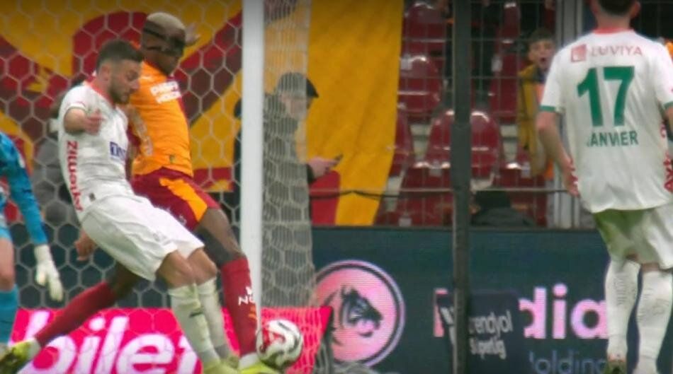 "Galatasaray maçı 10 kişi tamamlamalıydı! VAR neden karışmadı? Amasız, fakatsız, lakinsiz kırmızı kart! Her yerde kırmızı kart! Torreira 3 kere kart görmeliydi" 6