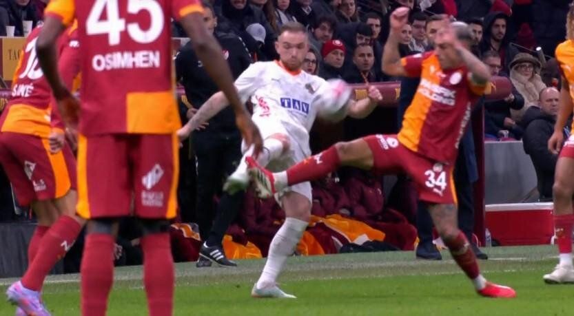 "Galatasaray maçı 10 kişi tamamlamalıydı! VAR neden karışmadı? Amasız, fakatsız, lakinsiz kırmızı kart! Her yerde kırmızı kart! Torreira 3 kere kart görmeliydi" 4