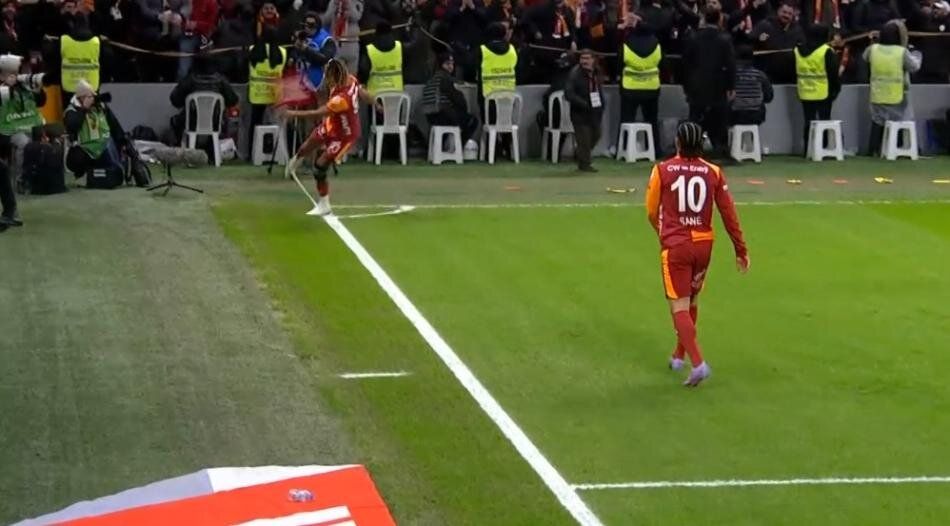 "Galatasaray maçı 10 kişi tamamlamalıydı! VAR neden karışmadı? Amasız, fakatsız, lakinsiz kırmızı kart! Her yerde kırmızı kart! Torreira 3 kere kart görmeliydi" 5