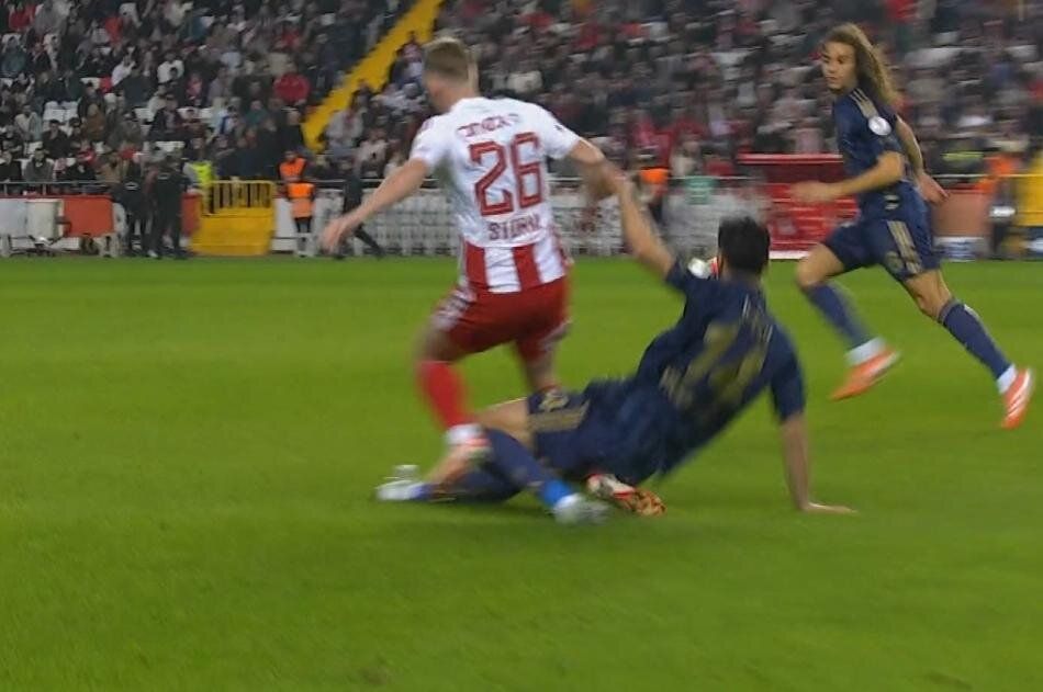 "Fenerbahçe'nin açık bariz net tartışmasız penaltısı verilmedi! Bariz kanıt var ama VAR nasıl çağırmaz?" beIN Trio programı gecenin flaş kararını açıkladı 2