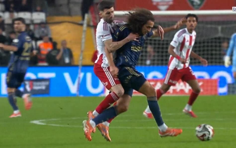 "Fenerbahçe'nin açık bariz net tartışmasız penaltısı verilmedi! Bariz kanıt var ama VAR nasıl çağırmaz?" beIN Trio programı gecenin flaş kararını açıkladı 11