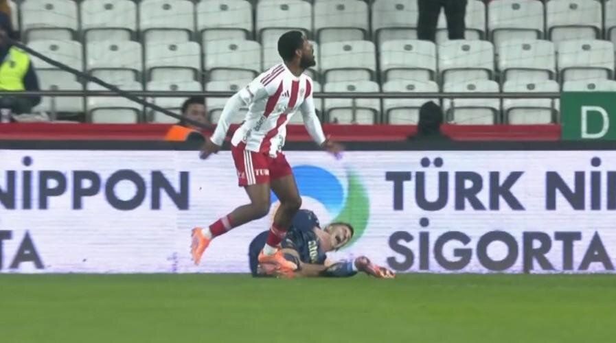 "Fenerbahçe'nin açık bariz net tartışmasız penaltısı verilmedi! Bariz kanıt var ama VAR nasıl çağırmaz?" beIN Trio programı gecenin flaş kararını açıkladı 18