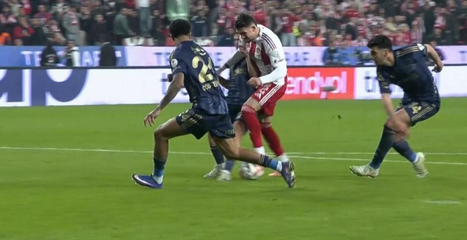 "Fenerbahçe'nin açık bariz net tartışmasız penaltısı verilmedi! Bariz kanıt var ama VAR nasıl çağırmaz?" beIN Trio programı gecenin flaş kararını açıkladı 23