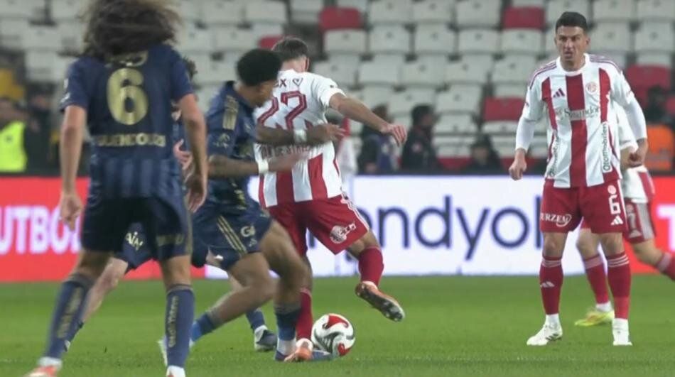 "Fenerbahçe'nin açık bariz net tartışmasız penaltısı verilmedi! Bariz kanıt var ama VAR nasıl çağırmaz?" beIN Trio programı gecenin flaş kararını açıkladı 22