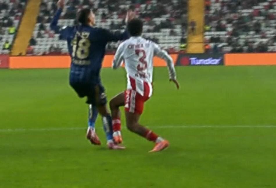 "Fenerbahçe'nin açık bariz net tartışmasız penaltısı verilmedi! Bariz kanıt var ama VAR nasıl çağırmaz?" beIN Trio programı gecenin flaş kararını açıkladı 16