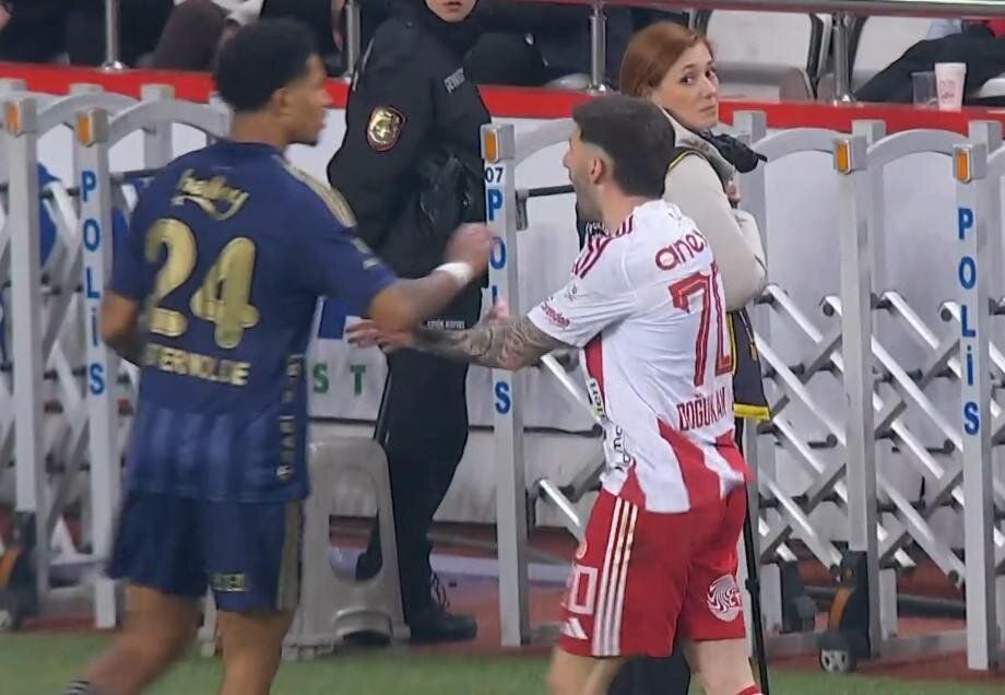 "Fenerbahçe'nin açık bariz net tartışmasız penaltısı verilmedi! Bariz kanıt var ama VAR nasıl çağırmaz?" beIN Trio programı gecenin flaş kararını açıkladı 13