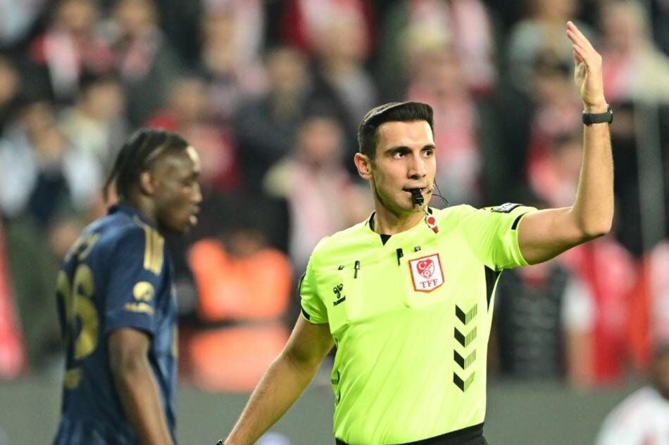 "Fenerbahçe'nin açık bariz net tartışmasız penaltısı verilmedi! Bariz kanıt var ama VAR nasıl çağırmaz?" beIN Trio programı gecenin flaş kararını açıkladı 1