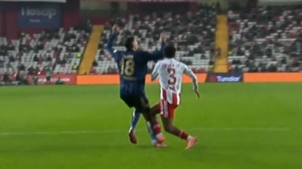 "Fenerbahçe'nin açık bariz net tartışmasız penaltısı verilmedi! Bariz kanıt var ama VAR nasıl çağırmaz?" beIN Trio programı gecenin flaş kararını açıkladı 15