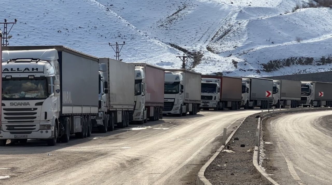 Savaş sınırları da vurdu: Türkiye-İran sınır kapısında 2 kilometrelik tır kuyruğu 3