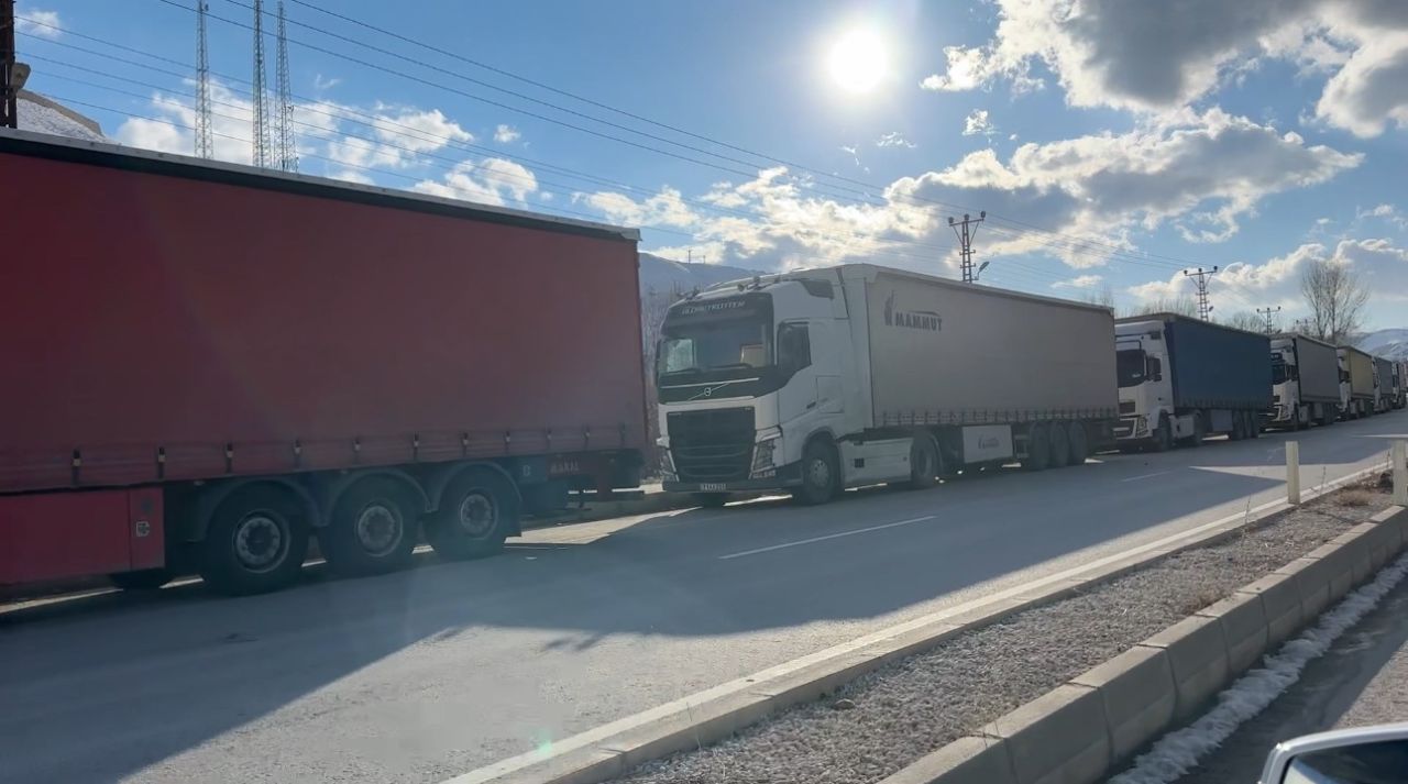 Savaş sınırları da vurdu: Türkiye-İran sınır kapısında 2 kilometrelik tır kuyruğu 5