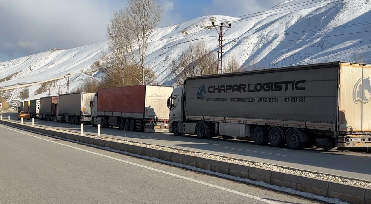 Savaş sınırları da vurdu: Türkiye-İran sınır kapısında 2 kilometrelik tır kuyruğu 6