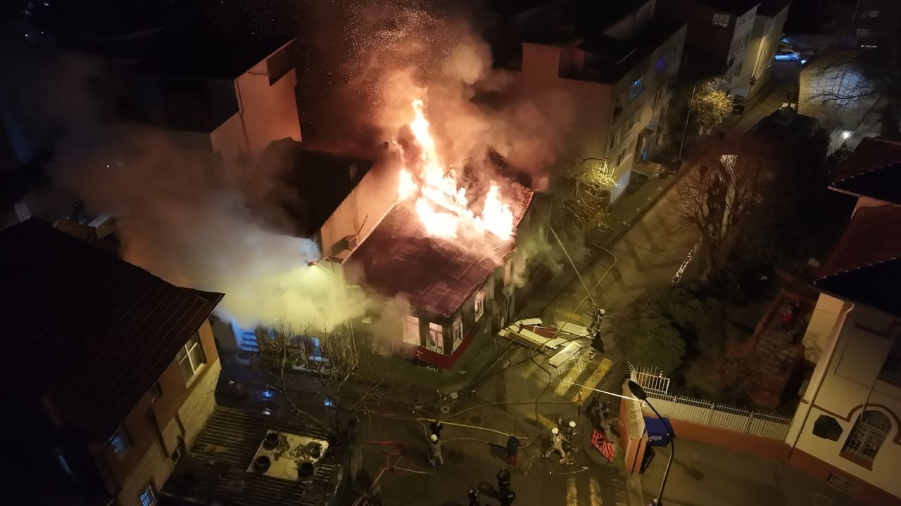 Üsküdar'da tarihi metruk binalarda yangın 1