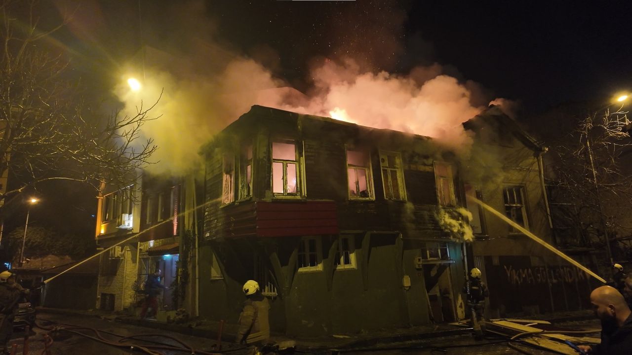 Üsküdar'da tarihi metruk binalarda yangın 2