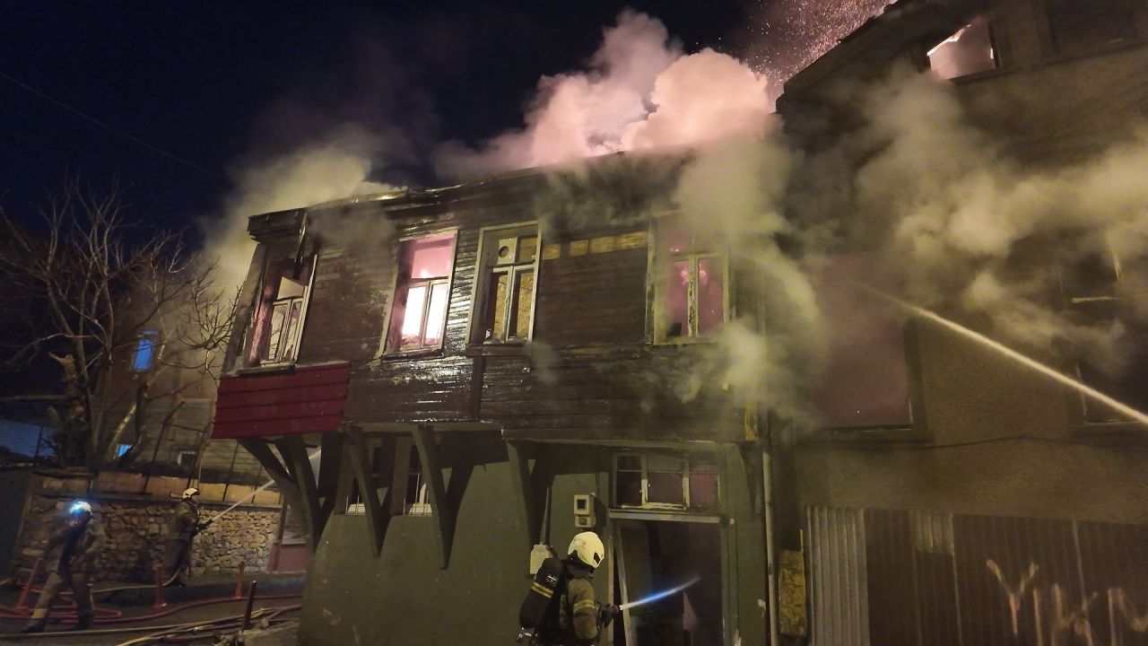 Üsküdar'da tarihi metruk binalarda yangın 3