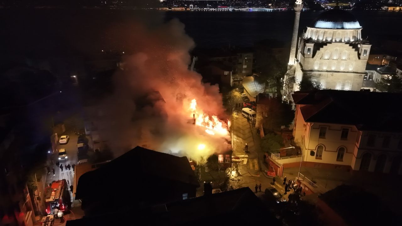 Üsküdar'da tarihi metruk binalarda yangın 4