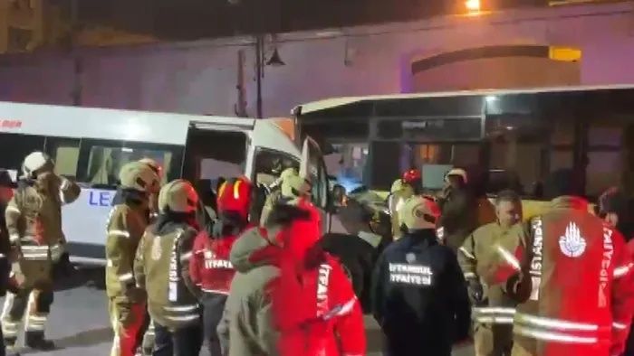 Beşiktaş'ta sabah kaosu: İETT otobüsü ve servis çarpıştı! Trafik akışı tamamen durdu... 2