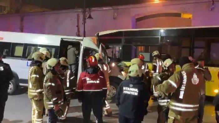 Beşiktaş'ta sabah kaosu: İETT otobüsü ve servis çarpıştı! Trafik akışı tamamen durdu... 3