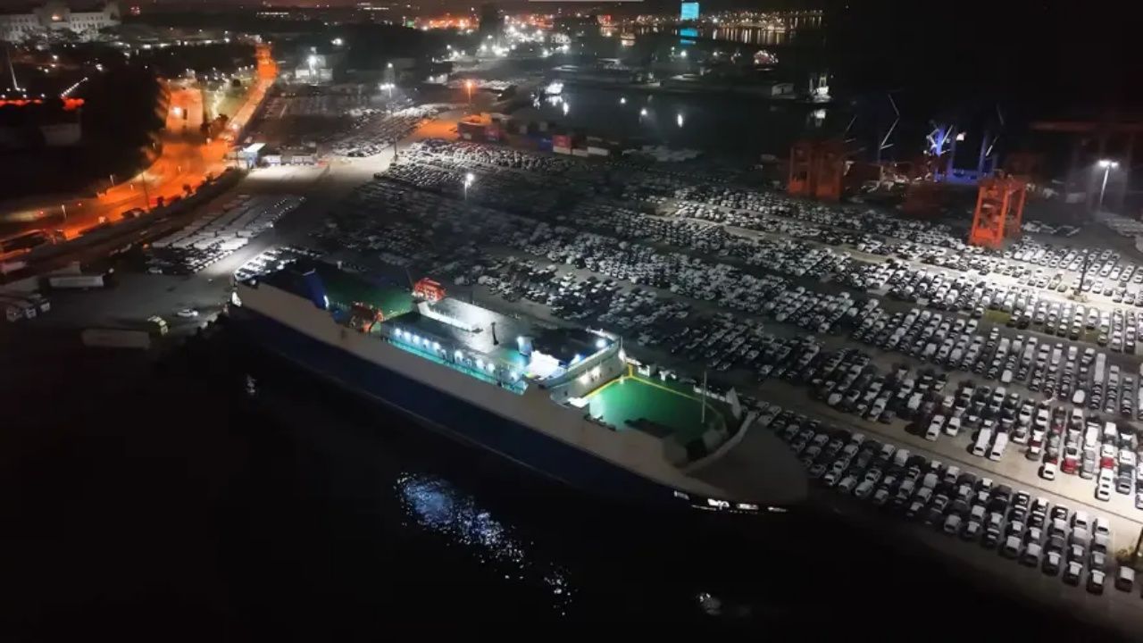 Otomobil galerisini aratmayan manzara! Yüzlerce sıfır araç Haydarpaşa Garı'na indi 1