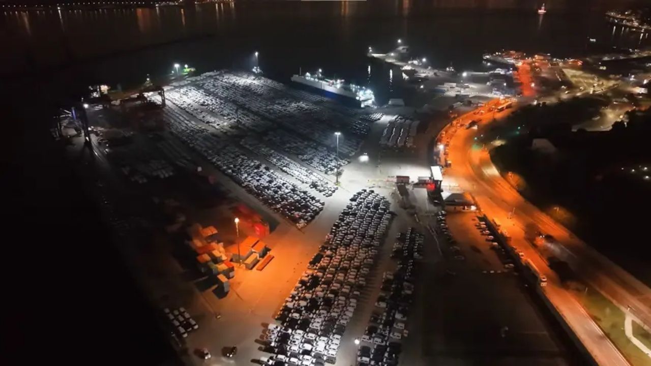 Otomobil galerisini aratmayan manzara! Yüzlerce sıfır araç Haydarpaşa Garı'na indi 6