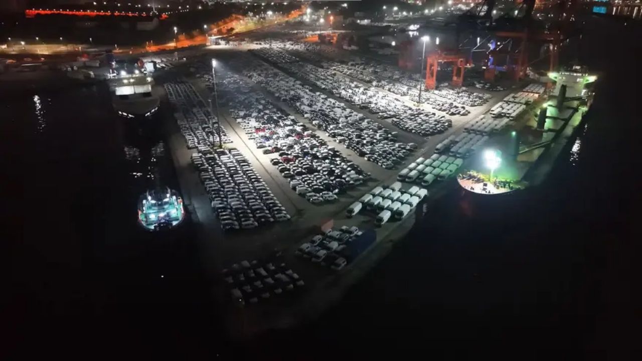 Otomobil galerisini aratmayan manzara! Yüzlerce sıfır araç Haydarpaşa Garı'na indi 4