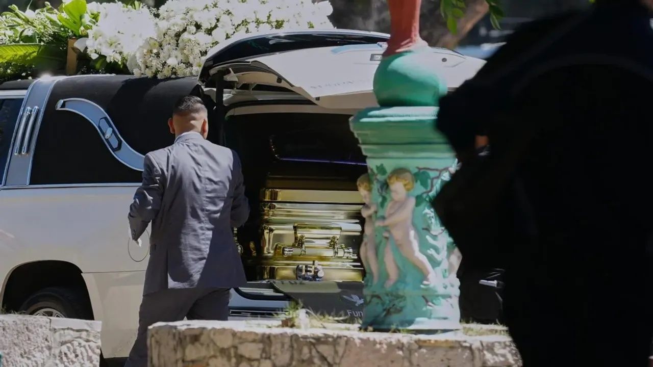 El Mencho’nun son şovu... Meksika'da öldürülen kartel lideri altın tabutla gömüldü! Cenaze töreninden ilginç kareler... 6
