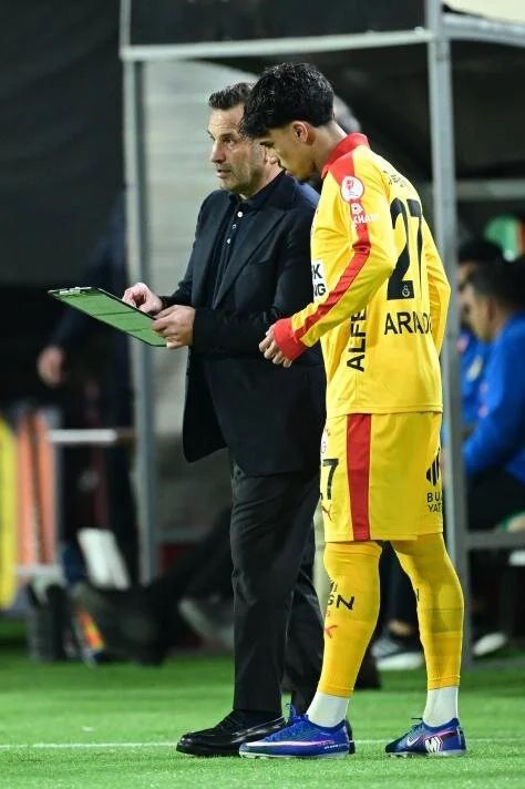 Okan Buruk'tan Beşiktaş ve F.Bahçe'ye mesaj 8