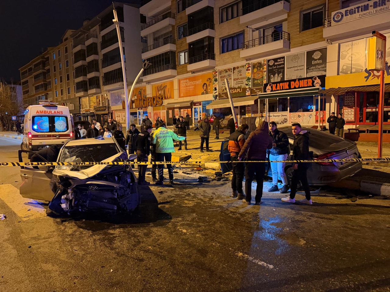 Adres Tunceli: İki otomobil kafa kafaya çarpıştı! 4 yaralı 3