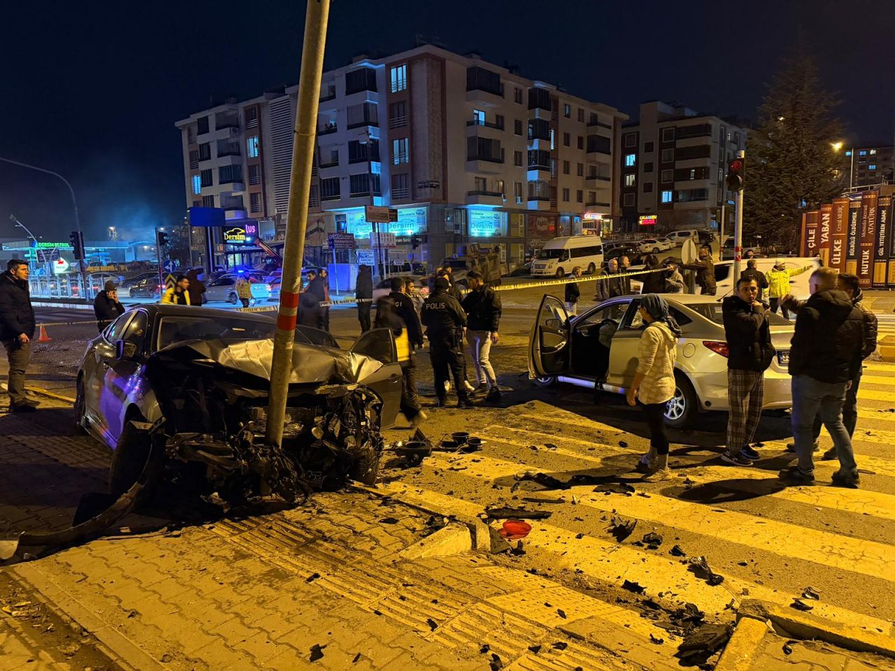 Adres Tunceli: İki otomobil kafa kafaya çarpıştı! 4 yaralı 1