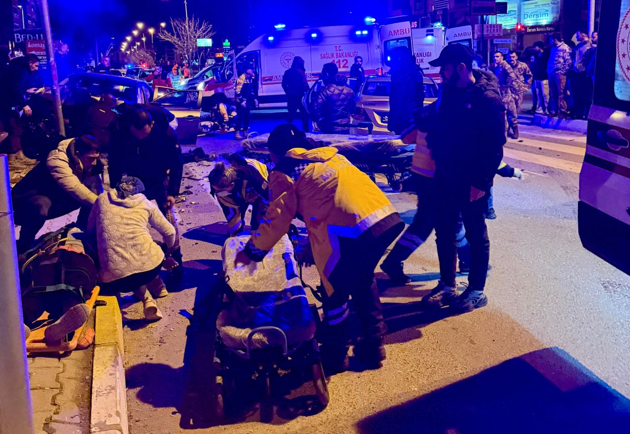Adres Tunceli: İki otomobil kafa kafaya çarpıştı! 4 yaralı 5