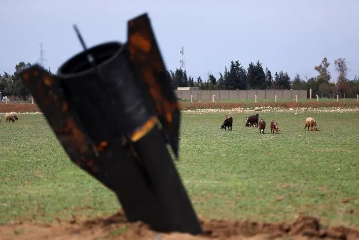 Suriye'nin Kamışlı kentine İran füzesi düştü! Hatıra fotoğrafı yarışına girdiler... 6
